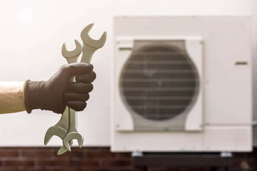 Technicien présentant des outils pour la réparation d’une thermopompe