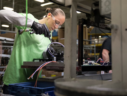 Employée de la compagnie York en train de fabriquer une unité de climatisation et chauffage