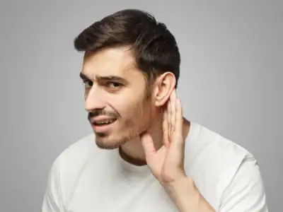 Homme qui tend l'oreille, en raison du bruit ambiant