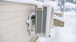 Vous devez dégager l'unité extérieure de votre thermopompe si trop de glace ou de neige s'est accumulée