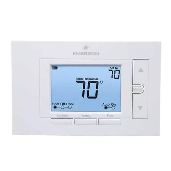 Un thermostat électronique programmable de marque Emerson blanc, avec écran de grande taille et éclairage bleuté