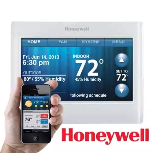 Un thermostat intelligent de marque Honeywell et une main tenant un téléphone intelligent affichant l'application connectée