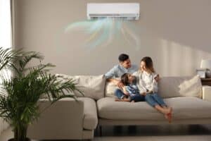 Une famille qui apprécie le confort que lui procure son climatiseur récemment réparé