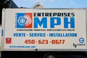 Photo d'un camion Entreprises MPH affichant les services en chauffage et climatisation, ainsi que le téléphone, 450-623-8677.