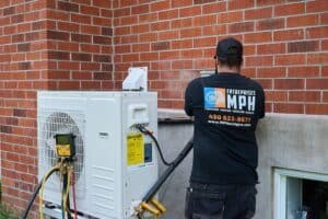Un technicien des Entreprises MPH qui voit à l’entretien d’une thermopompe