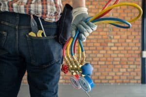 Technicien présentant des outils pour la réparation d’une fournaise électrique