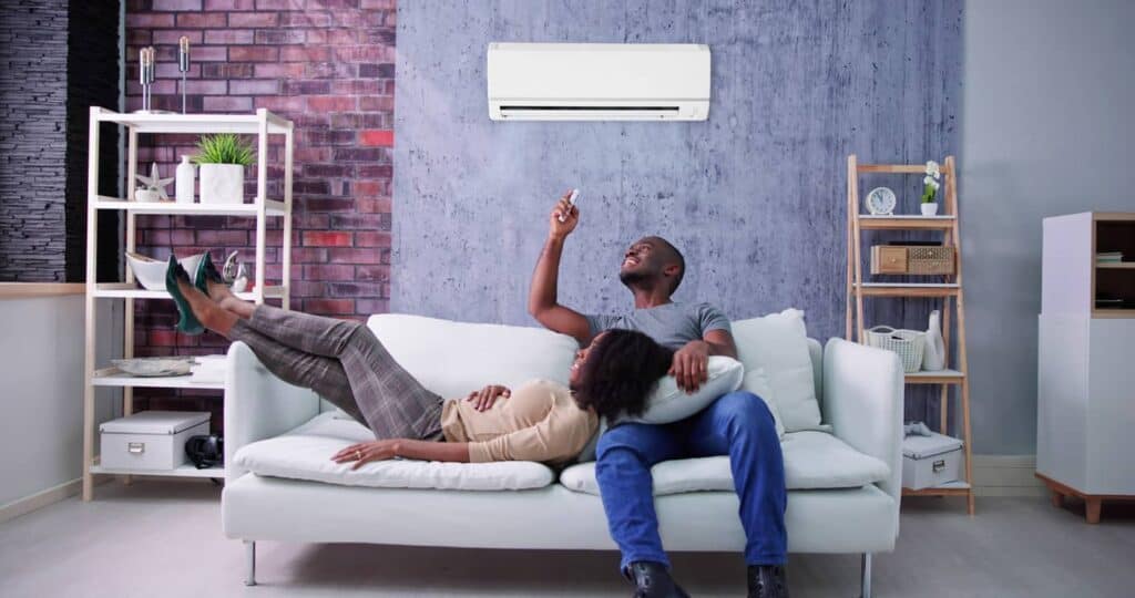 entretien-thermopompe Un couple profitant du confort de leur maison après l’entretien de leur thermopompe