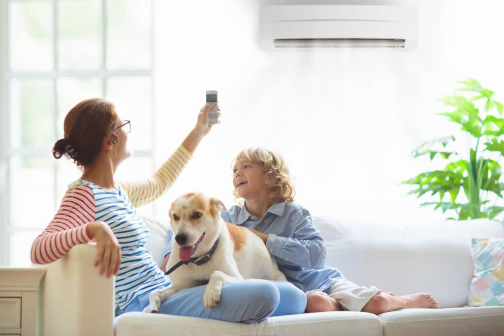 air-climatise-mph-juin-2025 Une mère et son fils profitant du confort que leur procure leur air climatisé