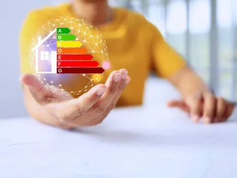 Homme présentant le symbole d’une maison écoénergétique.